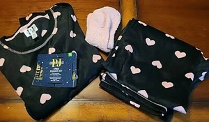 Conjunto de pijama y calcetines ~PJ ESSENTIALS ~ suaves y acogedores para mujer talla mediana corazones y calcetines rosas - Imagen 1 de 7