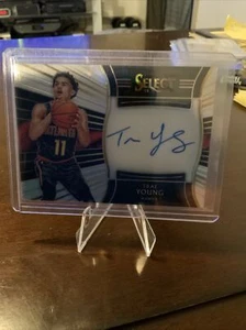 Autografo Trae Young 2018-19 Select Rookie Signatures Silver Prizm #/199 RC Auto - Foto 1 di 8