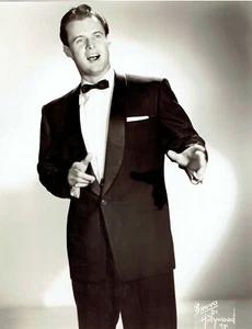 Pressefoto von BRUNO VON HOLLYWOOD Opernsänger Claude Heater posiert für Portrait - Bild 1 von 2