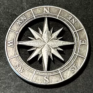 Ausgeschnittener 8 Punkt Kompass Gothic Glücksköpfe Schwänze Medaille Münze - Bild 1 von 7