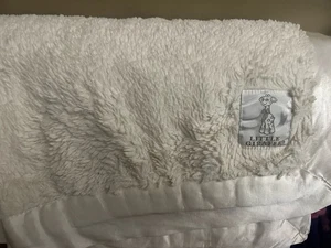 Kleine Giraffe Luxe Creme Cremeweiß Ecru Babydecke Satinborte 30x35" - Bild 1 von 4