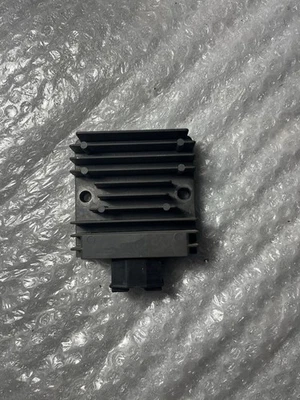 Honda CBR300R 2015-2019 OEM REGULADOR DE VOLTAJE RECTIFICADOR OEM Foto 1 de 4