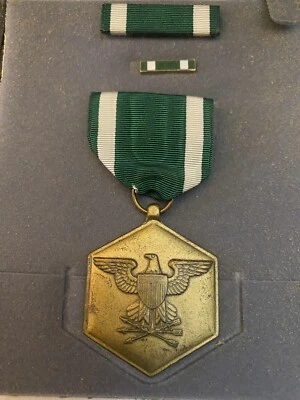 Barra de cinta y pasador de solapa medalla de elogio de la Marina de los Estados Unidos en estuche y caja con carcasa de almeja Foto 1 de 4