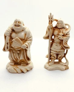 2er Set alte chinesische geformte Harzguss handgeschnitzte Figuren 3,75" hoch - Bild 1 von 6