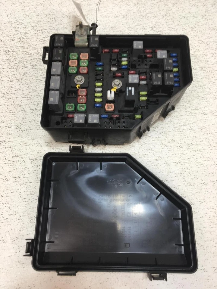 Caja de fusibles de motor Buick Enclave 2013-2014 sin equipamiento de remolque OEM Foto 1 de 4