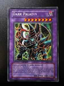 Dark Paladin DMG-001 Secreto Raro Promoción Juego Moderado Yugioh - Imagen 1 de 5