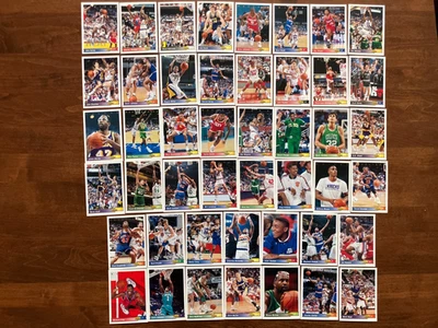 Baloncesto de cubierta superior 1992-93, lote de 46 cartas, en su mayoría casi nuevo (18 miembros del Salón de la Fama) Foto 1 de 4