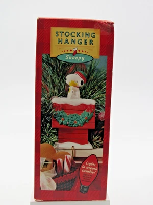 Colgador de medias vintage Hallmark Snoopy luces parpadeantes en una corona Woodstock Foto 1 de 4