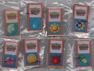 POKEMON™ KANTO LEAGUE KOMPLETT MEIST WEISSES FACE SET 8 BADGE PINS 2000 - Bild 1 von 3