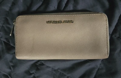 Cartera Michael Kors de cuero granulado tostado con cremallera alrededor Foto 1 de 4