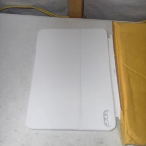 Open Box Apple Magic Keyboard Folio MQDP3LL/A per iPad 10a generazione - inglese USA - Foto 1 di 6