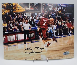 Foto firmada por DWAYNE WADE 8x10 Dunking Miami Heat holograma certificado de autenticidad - Imagen 1 de 2
