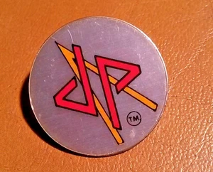 Judas Priest JP Metal Pin Badge 2,5cm Rare 80s UK Vintage - Imagen 1 de 2