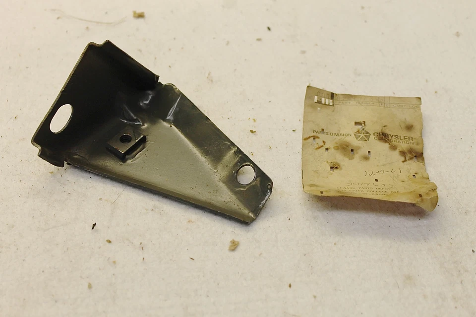 Nuevo de Lote Antiguo Mopar 1964 Chrysler Newport, New Yorker, 300 Guardabarros Delantero Protector Antipolvo Soporte Foto 1 de 1