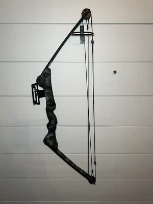 Vintage Camo Browning Spitfire SF5A compound Bow With Cobra Sight Archery - Image 1 of 4