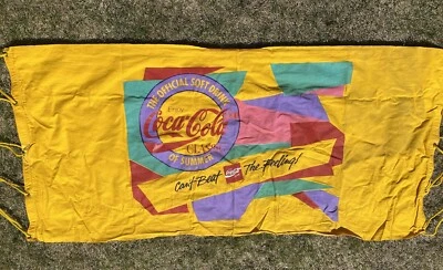 Letrero de tela colgante vintage de Coca-Cola coleccionable amarillo para eventos tienda Foto 1 de 4