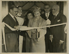 Angleterre, Duchess of Glouchester cuts the ribbon of Bolingbroke Hospital Vinta