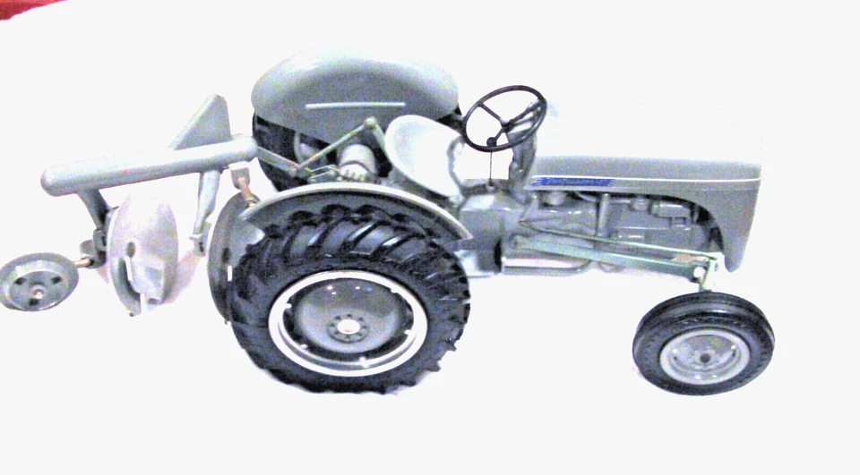 Tractor y arado de disco Topping Ferguson 30 de colección 1/12 de plástico 1954 muy bonito Foto 1 de 4