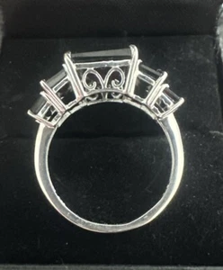 Silvertone Fashion Ring with Black Rhinestone. Size 8 - Picture 1 of 2