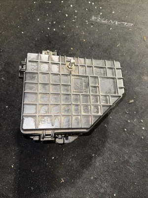 Оригинальная коробка предохранителей в сборе для Cadillac CTS 2008–2014 годов выпуска 20850792 25954993 - Изображение 1 из 4