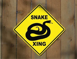Letrero Snake Xing 12" (9x9 SQ) resistente a la intemperie PVC cerca puerta granero cobertizo divertido lindo - Imagen 1 de 1
