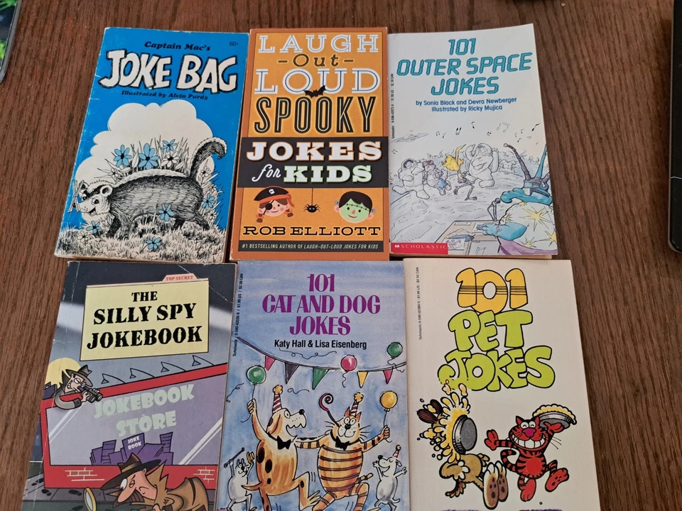 Lot of 6 Vintage SCHOLASTIC 101 JOKES Books Kids outer space, pets, spooky, spy - Image 1 of 4