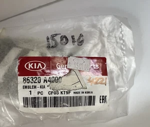 OEM NUEVO 15-22 Kia Sedona Sportage parrilla delantera parachoques emblema insignia 86320-A4000 - Imagen 1 de 2