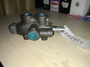 NOS TRACTOR PARTS 210295C91 VALVE 782 VALVE  - Picture 1 of 2