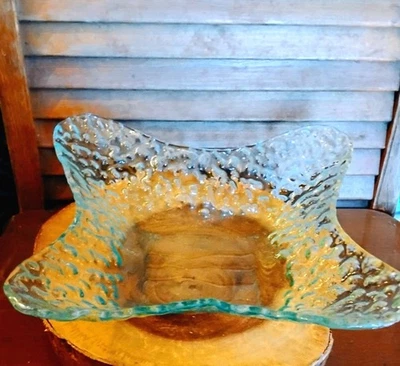 Cuenco decorativo Kirkland's de vidrio de hielo martillado en forma de estrella verde Catchall Foto 1 de 4