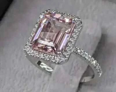 Anillo de compromiso de diamantes de corte esmeralda de 3 quilates enchapado en oro de plata 925 Foto 1 de 4