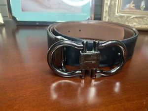 Cintura reversibile da uomo Salvatore Ferragamo taglia 38 nera e talpa - Foto 1 di 14