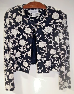 JAQUETA ELÁSTICA FLORAL PRETA E MARFIM C23 - JULIE STEVENS by CAROL ESCRITOR 14 TOP - Imagem 1 de 4