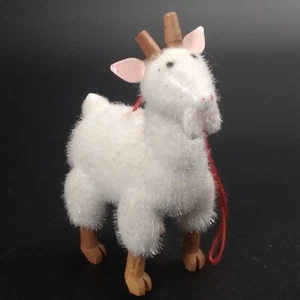 Decorazione capra bianca luccicante materiale peluche con gambe e corna in legno - Foto 1 di 7
