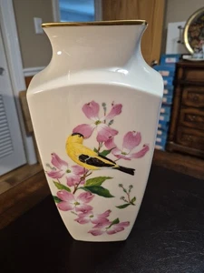 LENOX DOGWOODS IN BLOOM AT THE WHITE HOUSE PRESIDENTIAL GARDEN 11 1/2" VASE - Picture 1 of 6