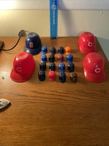 Lote de 16 mini cascos de béisbol diferentes de plástico y 3 rojos más grandes 1 RedSox SH15 - Imagen 1 de 10