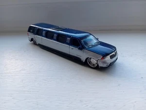 Maisto 1:64 Scale Lincoln Navigator Limousine Blue Silver Playerz Die cast Car - Picture 1 of 4