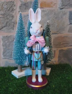 Cascanueces Martha Stewart Conejo de Pascua Nuevo con Etiquetas 14" de Alto Sombrerero Loco Conejo Arco Rosa - Imagen 1 de 4