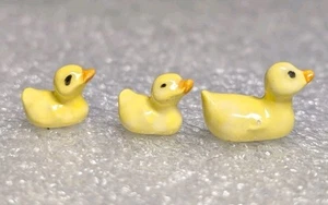 Set vintage di tre piccole anatre gialle in ceramica miniatura anatroccoli gialli - Foto 1 di 13