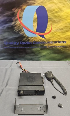 Motorola MOTOTRBO XPR5550e 403-470 MHz UHF Two Way Radio w Mic AAM28QNN9RA1AN - Image 1 of 4