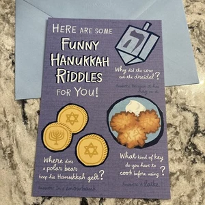 Lustige Chanukka Rätsel voller Spaß 5,5"x8" Hallmark Grußkarte - Bild 1 von 8