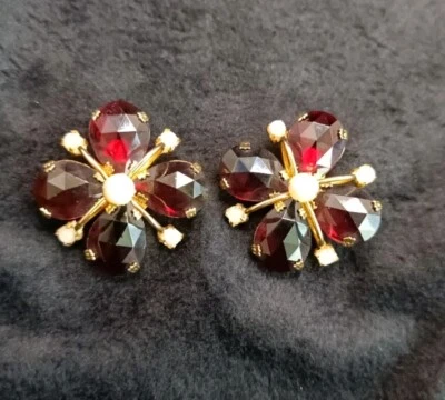 Brincos vintage retrô década de 1940 rubi vermelho arte vidro e pérola falsa tom dourado clipe - Imagem 1 de 4