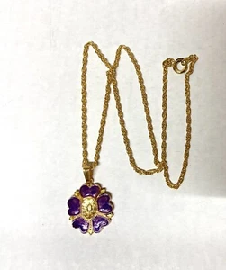 Hübscher Emaille Anhänger. Gänseblümchen Blume Halskette - Lila Emaille Blume Halskette - Bild 1 von 4