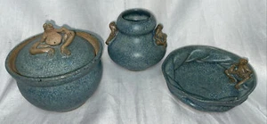 3x Frosch Schmuck Handarbeit blau/grün ~ Künstler signiert Vintage 1996 - Bild 1 von 17