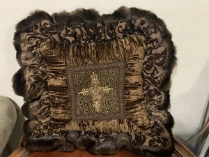 Funda Almohada Reilly Chance Marrón 20 x 20" Terciopelo Joya Cruz Visón Imitación - Imagen 1 de 20