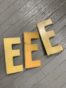 Vintage Metall 10" Buchstabe E mit Clips Kommandant Tafel Festzelt Schild gelb - Bild 1 von 2