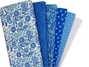 Tela de algodón floral azul Mil pasos de Sarah Maxwell acolchado y retazos - Imagen 1 de 17