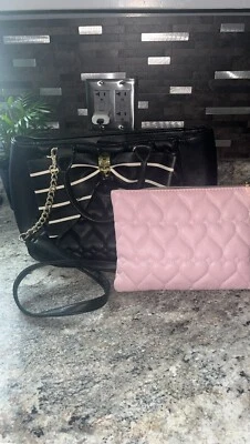 Bolso de mano Betsey Johnson con bolsa de maquillaje Foto 1 de 4