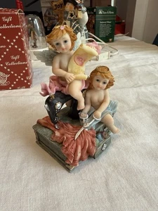 Angelo cherubino seduto su una macchina da cucire rose statuina vittoriana vintage resina - Foto 1 di 12