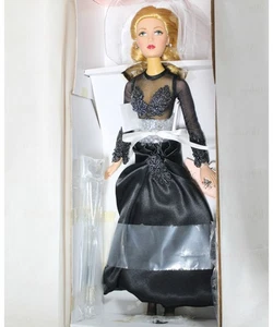 Madame Alexander, Puppe mit rotem Teppich - Bild 1 von 5