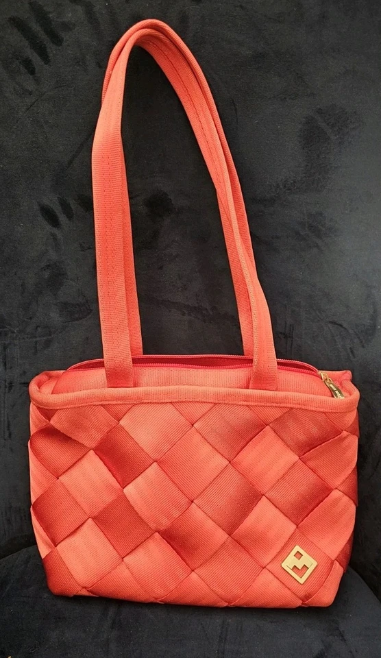 Cartera única brillante con correa para el hombro para mujer con cinturón de seguridad PInk Maggie's Foto 1 de 4